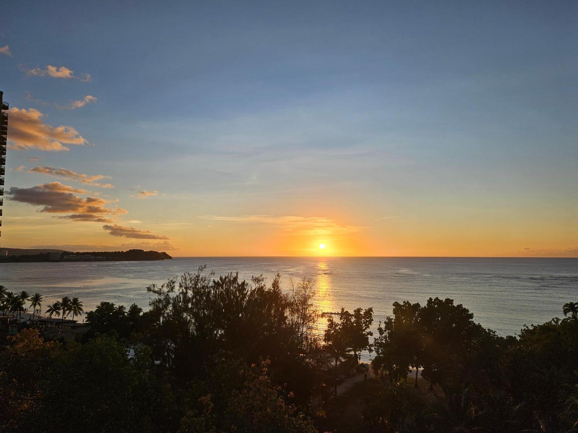 Guam Reef Hotel Tumon Bagian luar foto